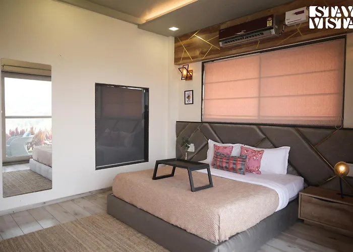 Stayvista'S The Aquamarine Villa - Igatpuri - Lakeside Retreat With Infinity Pool & Deck, Theatre Room & Gazebo